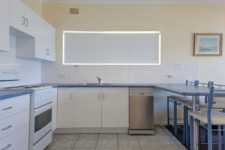 Quarterdeck, 5/12 Magnus Street – panoramic water views & close to town