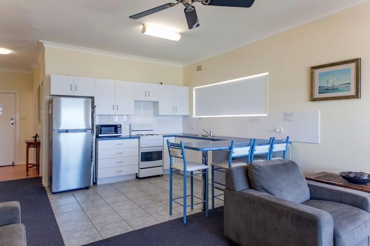 Quarterdeck, 5/12 Magnus Street – panoramic water views & close to town