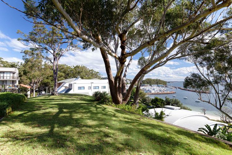 The Poplars, 1/36 Magnus St – Delightful unit with panoramic water views, pool, Linen, Aircon & WIFI
