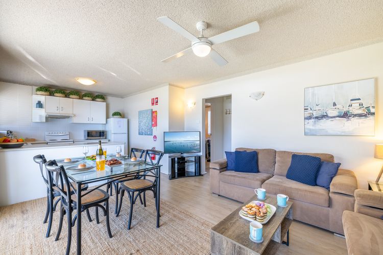 Shoal Towers, 5/11 Shoal Bay Rd – Air Conditioned + WIFI – fantastic location with water views