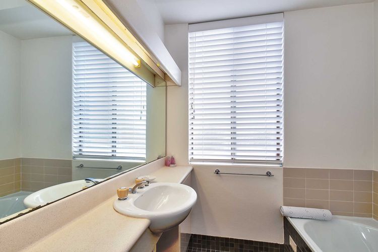 The Point, 5/5-7 Mitchell Street – large balcony with great water views