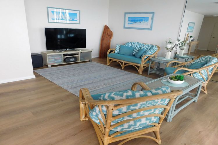 The Point, 5/5-7 Mitchell Street – large balcony with great water views