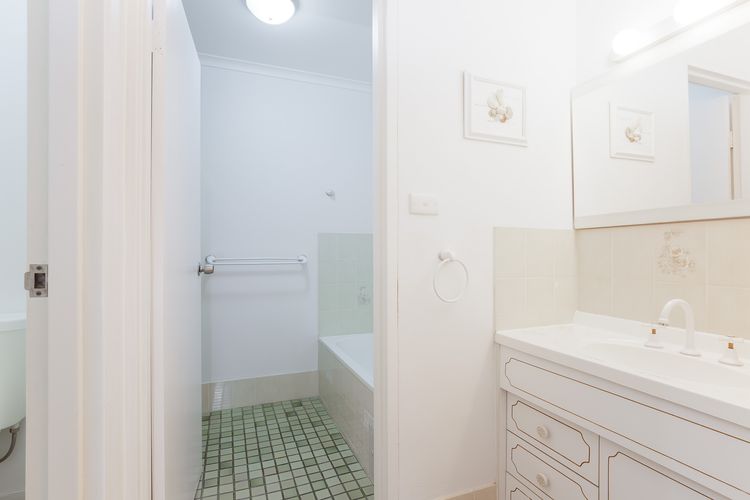 Bay Parklands, 54/2 Gowrie Avenue – air con, wifi, pool, tennis court,child friendly