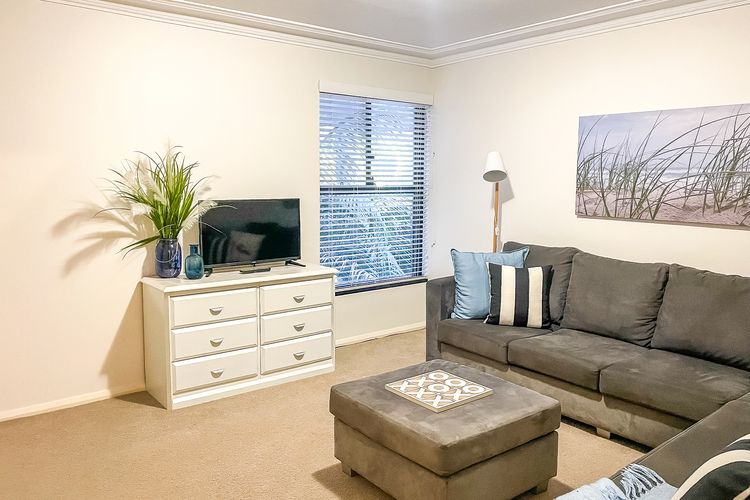 Florentine, 6/11 Columbia Close – stunning unit with sensational views