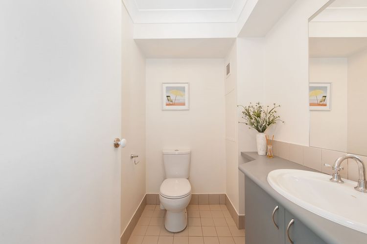 Florentine, 6/11 Columbia Close – stunning unit with sensational views