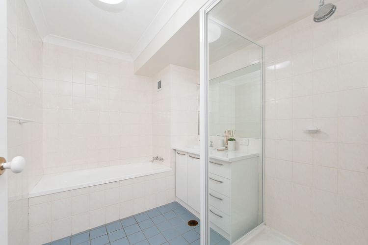 Florentine, 6/11 Columbia Close – stunning unit with sensational views