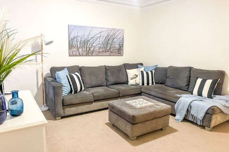 Florentine, 6/11 Columbia Close – stunning unit with sensational views