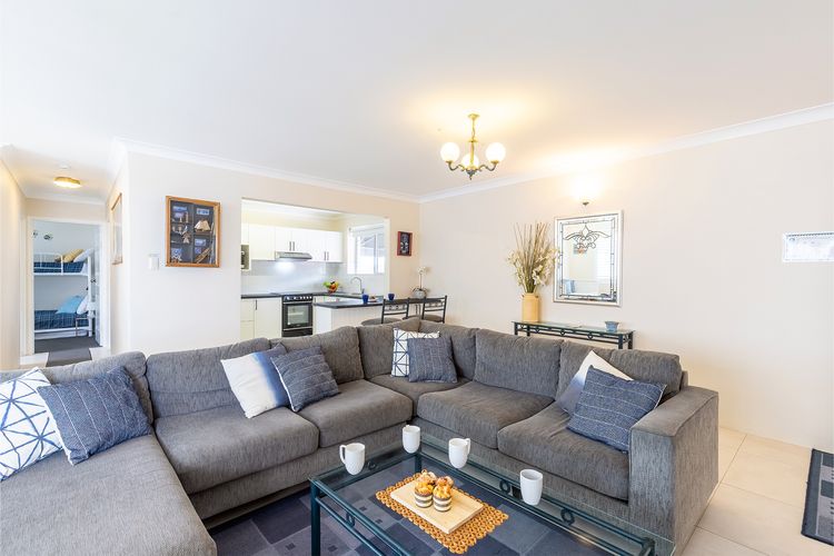 Laman Lodge, 6/15 Laman Street – Air Conditioned unit with spectacular views and free Wi-Fi