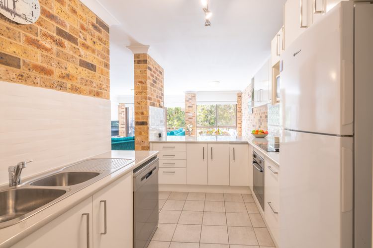 Bay Parklands, 69/2 Gowrie Avenue – large unit with views, pool, tennis court & spa