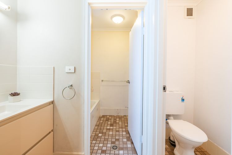 Bay Parklands, 69/2 Gowrie Avenue – large unit with views, pool, tennis court & spa