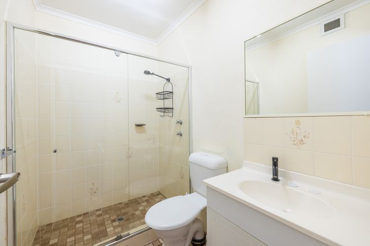 Bay Parklands, 69/2 Gowrie Avenue – large unit with views, pool, tennis court & spa