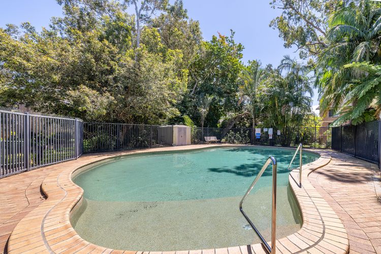 Bay Parklands, 69/2 Gowrie Avenue – large unit with views, pool, tennis court & spa