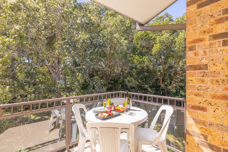 Bay Parklands, 69/2 Gowrie Avenue – large unit with views, pool, tennis court & spa