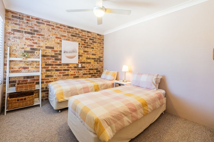 Bay Parklands, 69/2 Gowrie Avenue – large unit with views, pool, tennis court & spa