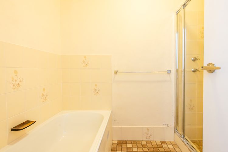 Bay Parklands, 69/2 Gowrie Avenue – large unit with views, pool, tennis court & spa