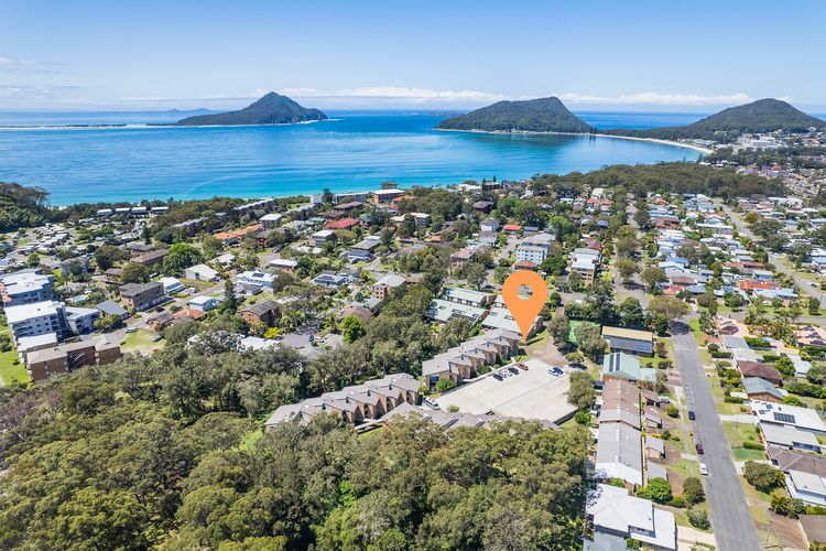 Bay Parklands, 69/2 Gowrie Avenue – large unit with views, pool, tennis court & spa