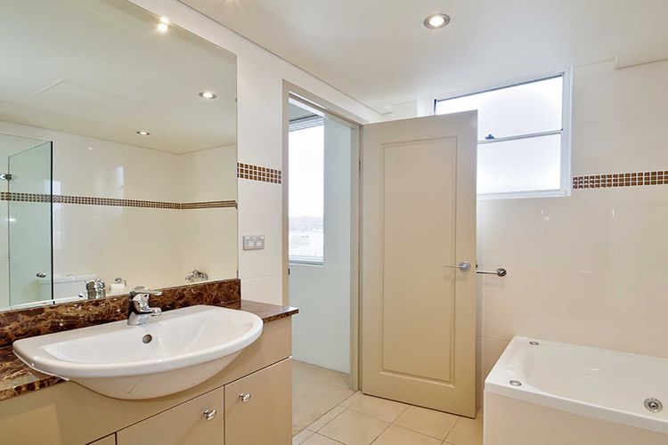Carrington, 8/15 Government Road – spacious unit with air conditioning, lift, secure parking and close to town