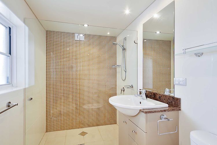Carrington, 8/15 Government Road – spacious unit with air conditioning, lift, secure parking and close to town