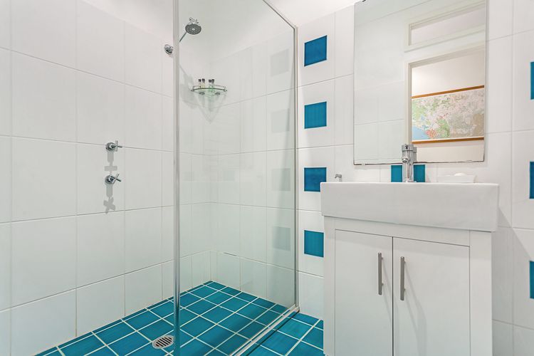 Main Bathroom (Upstairs)