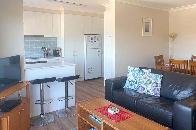 Adriana, 9/83 Ronald Avenue – fabulous views & aircon