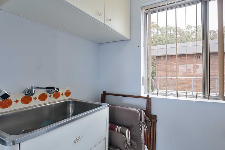 Adriana, 9/83 Ronald Avenue – fabulous views & aircon