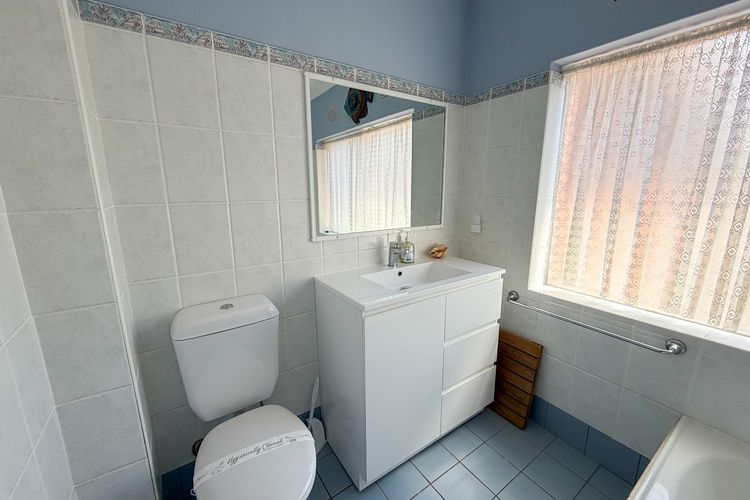 Adriana, 9/83 Ronald Avenue – fabulous views & aircon