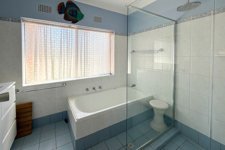 Adriana, 9/83 Ronald Avenue – fabulous views & aircon