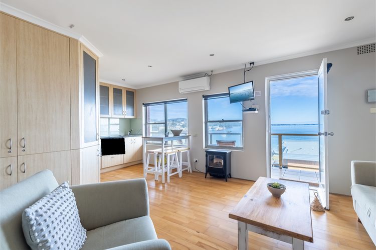 Blue Vista,9/13 Victoria Parade – Studio with stunning water views and air conditioning