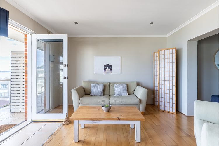 Blue Vista,9/13 Victoria Parade – Studio with stunning water views and air conditioning