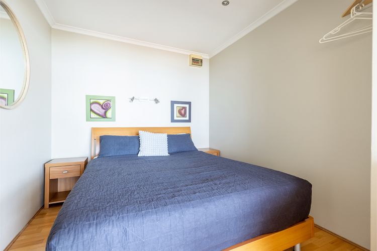 Blue Vista,9/13 Victoria Parade – Studio with stunning water views and air conditioning