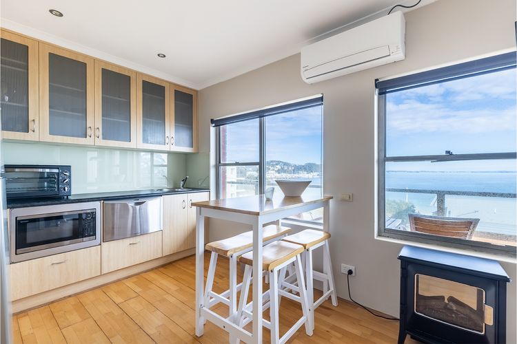 Blue Vista,9/13 Victoria Parade – Studio with stunning water views and air conditioning