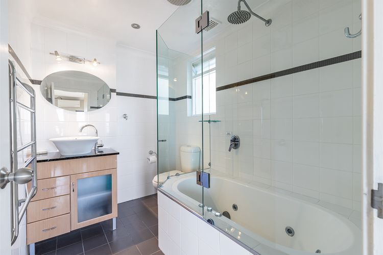 Blue Vista,9/13 Victoria Parade – Studio with stunning water views and air conditioning