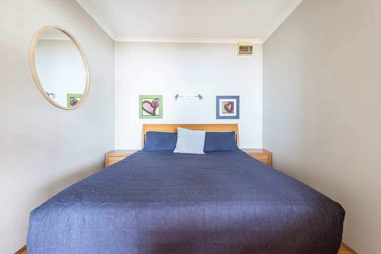 Blue Vista,9/13 Victoria Parade – Studio with stunning water views and air conditioning