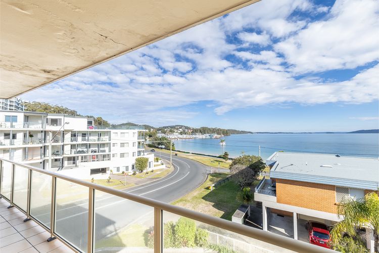Blue Vista,9/13 Victoria Parade – Studio with stunning water views and air conditioning