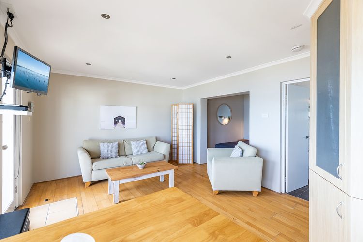 Blue Vista,9/13 Victoria Parade – Studio with stunning water views and air conditioning