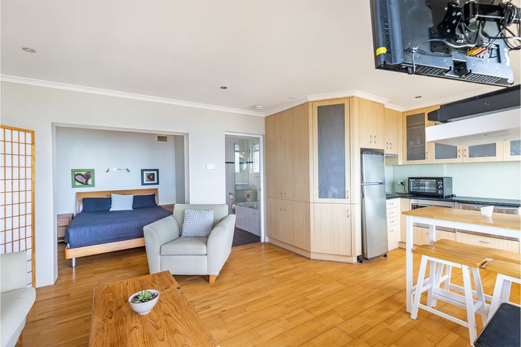 Blue Vista,9/13 Victoria Parade – Studio with stunning water views and air conditioning