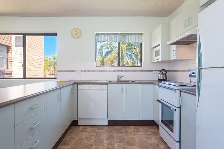 Commodore, 9/6 Intrepid Close – SO CLOSE TO THE WATERS EDGE