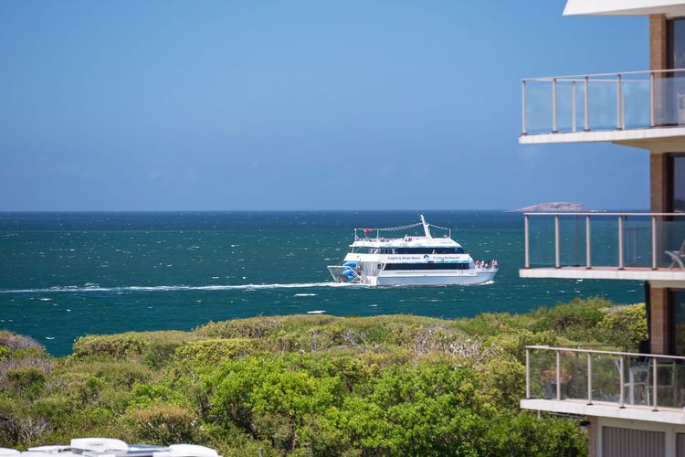 Commodore, 9/6 Intrepid Close – SO CLOSE TO THE WATERS EDGE