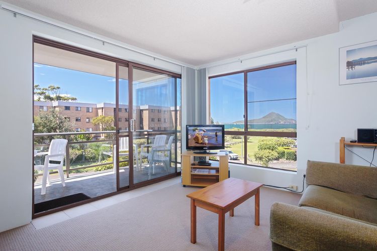 Commodore, 9/6 Intrepid Close – SO CLOSE TO THE WATERS EDGE