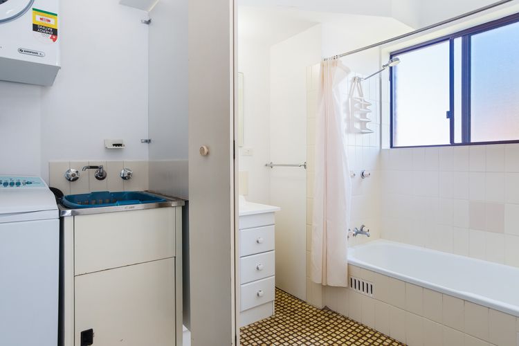 Commodore, 9/6 Intrepid Close – SO CLOSE TO THE WATERS EDGE