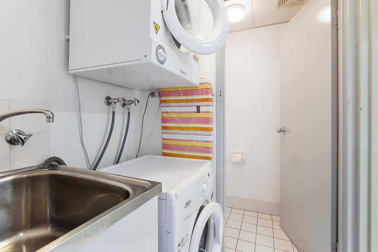 Nelson Towers, 9/71a Victoria Parade – unit in the heart of Nelson Bay with water views, air conditioning and Wi-Fi