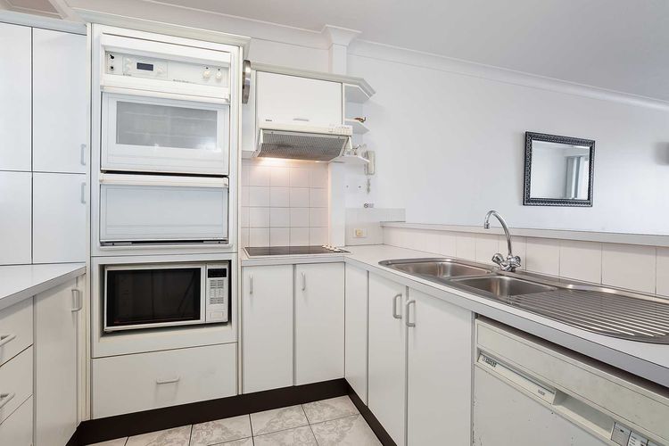 Nelson Towers, 9/71a Victoria Parade – unit in the heart of Nelson Bay with water views, air conditioning and Wi-Fi