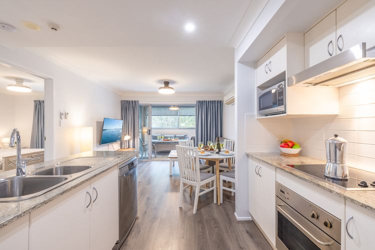 Shoal Bay Beach Apartments, 9/2 Shoal Bay Road, air conditioning, complex swimming pool and lift