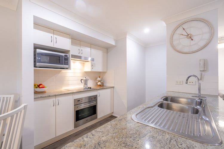 Shoal Bay Beach Apartments, 9/2 Shoal Bay Road, air conditioning, complex swimming pool and lift