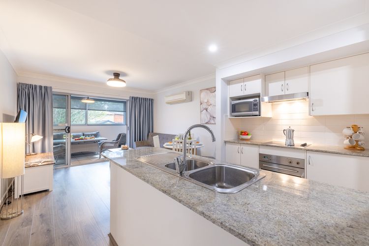 Shoal Bay Beach Apartments, 9/2 Shoal Bay Road, air conditioning, complex swimming pool and lift