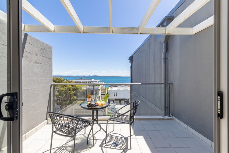 The Shoal, 503/4-8 Bullecourt Street – Avra Seabreeze – views, linen,lift and air con
