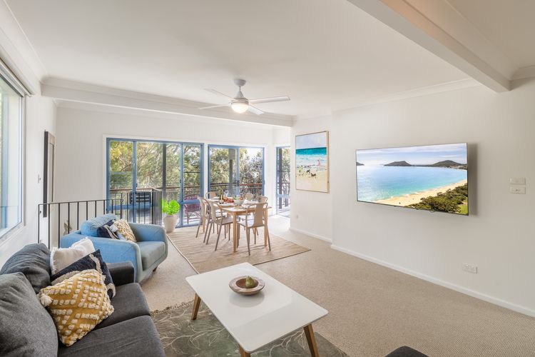 Baggies On Dutchies, 9 Burbong Street – Large pet friendly house with spectacular waterviews, Wi-Fi and air con