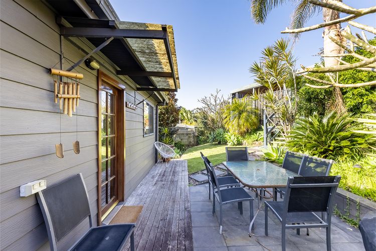 Baggies On Dutchies, 9 Burbong Street – Large pet friendly house with spectacular waterviews, Wi-Fi and air con