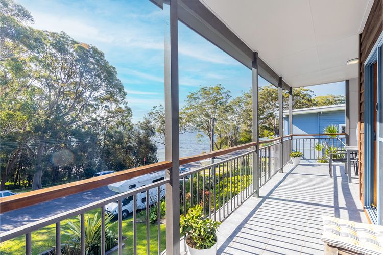 Baggies On Dutchies, 9 Burbong Street – Large pet friendly house with spectacular waterviews, Wi-Fi and air con