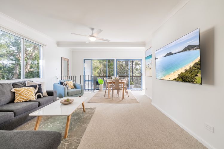 Baggies On Dutchies, 9 Burbong Street – Large pet friendly house with spectacular waterviews, Wi-Fi and air con